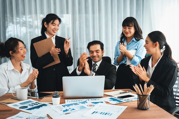 Grupo de empresários felizes em gesto comemorativo e trabalho em equipe eficiente e bem-sucedido Trabalhador de escritório de diversas raças comemora depois de progredir no planejamento de marketing no escritório corporativo Habiliment