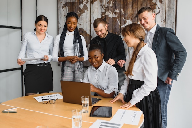 Foto grupo de empresários no escritório