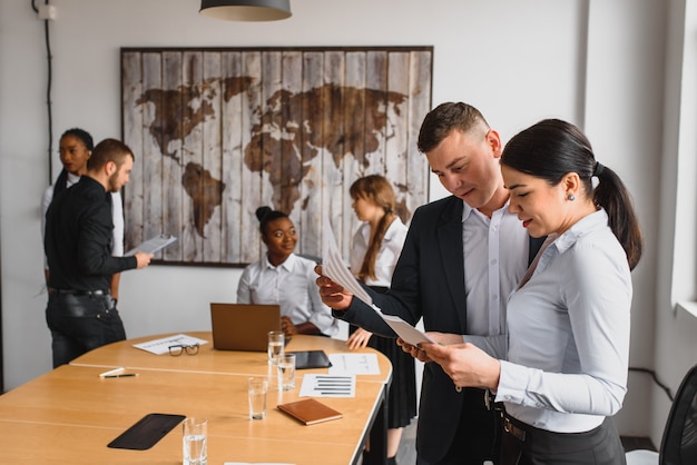 Foto grupo de empresários no escritório