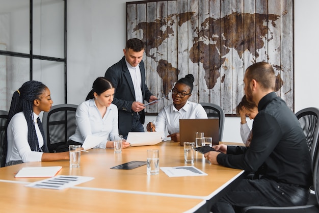 Grupo de empresários no escritório