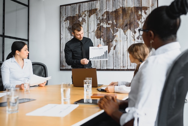 Grupo de empresários no escritório