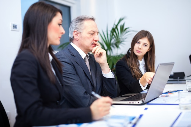 Grupo de empresários no trabalho em seu escritório