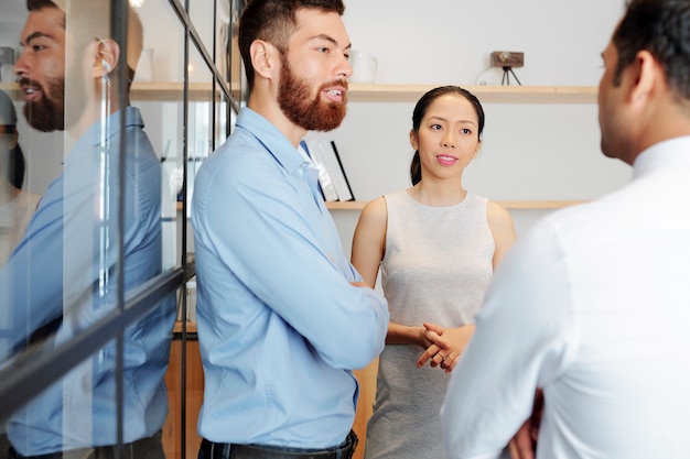 Grupo de empresários participando de reuniões diárias e discutindo o desenvolvimento do projeto