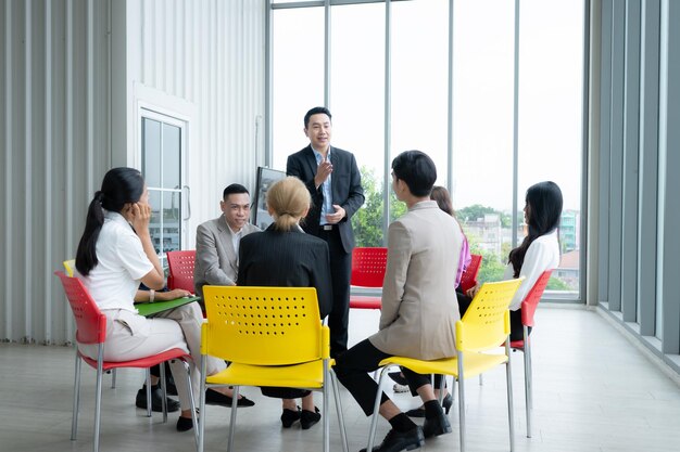 Grupo de empresários reunidos na sala de conferências Conceito de negócios e educação