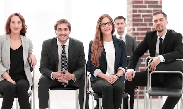 Grupo de empresários rindo atraentes conversando e brincando sentado