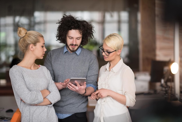 grupo de empresários se preparando para a próxima reunião e discutindo ideias usando tablet digital