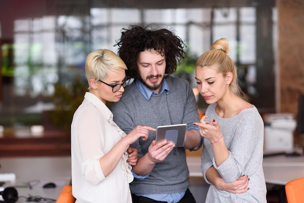 grupo de empresários se preparando para a próxima reunião e discutindo ideias usando tablet digital