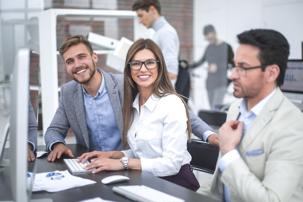 Grupo de empresários sentados à mesa do escritório o conceito de trabalho em equipe