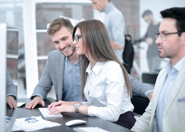 Grupo de empresários sentados à mesa do escritório o conceito de trabalho em equipe