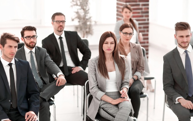 Grupo de empresários sentados na sala de reuniões