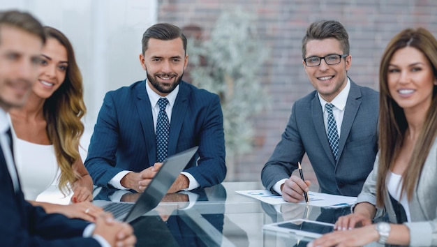 Grupo de empresários sentados no Deskthe conceito de trabalho em equipe