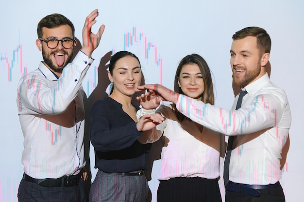 Grupo de empresários sorrindo na câmera Fron View