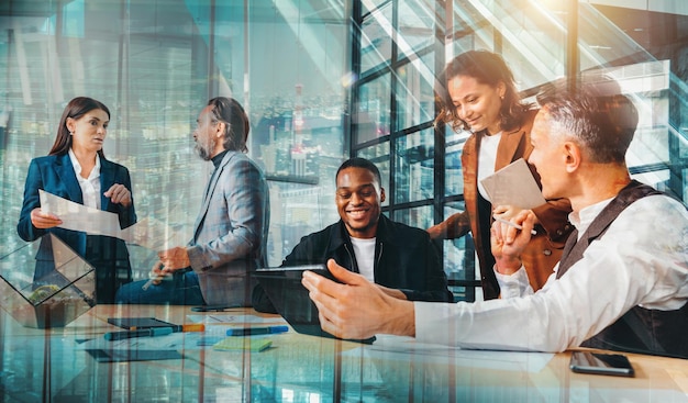 Foto grupo de empresários tem uma reunião sobre estatísticas da empresa