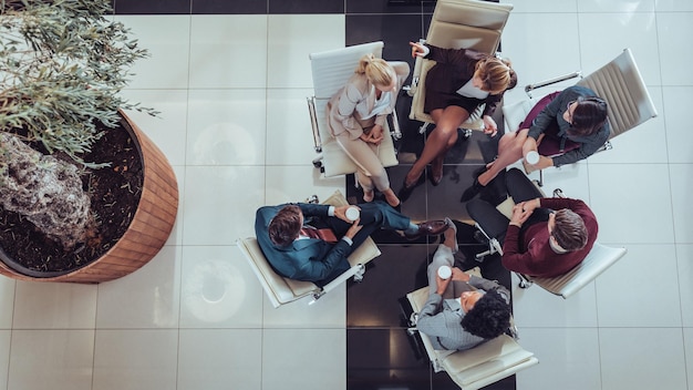 Grupo de empresários tendo reunião