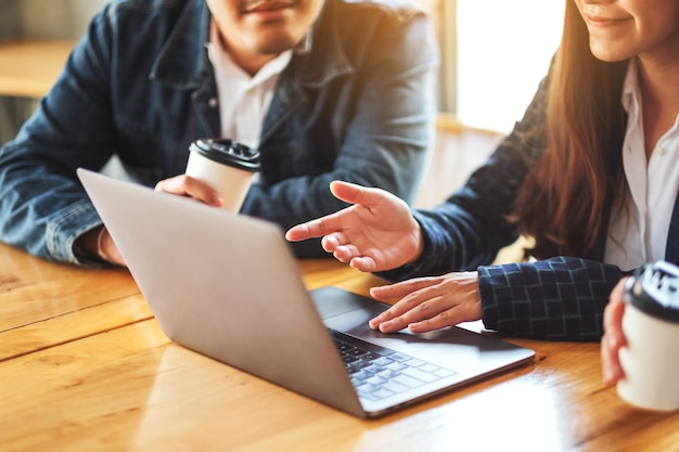 Grupo de empresários trabalhando e usando laptop para fazer uma apresentação em uma reunião