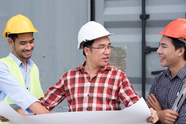 Grupo de engenheiro aplainar na construção