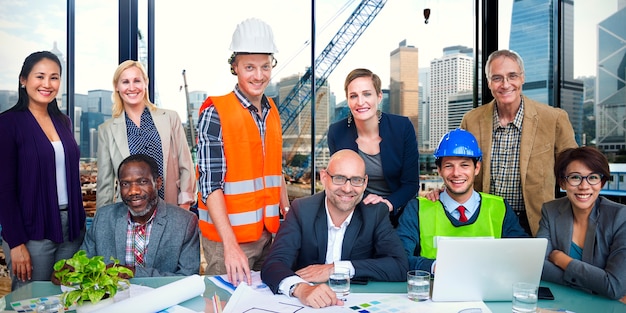 Foto grupo de engenheiros de construção de site