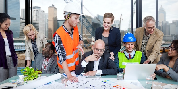 Foto grupo de engenheiros de construção de site