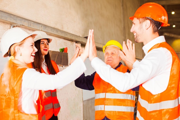 Grupo de engenheiros trabalhando em projeto na fábrica