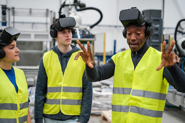 Grupo de engenheiros vivendo uma experiência de realidade virtual