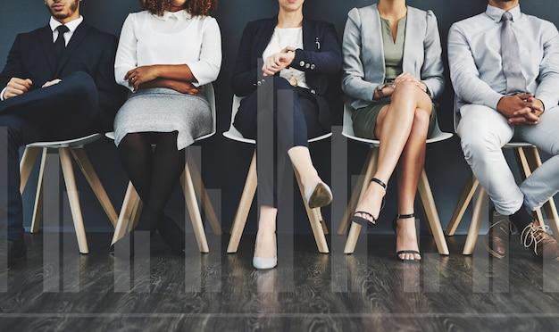 Foto grupo de entrevista de candidatos a emprego corporativo sentados na sala de espera funcionários em potencial na agência de recrutamento aguardam para ver o gerente de recursos humanos empresários profissionais em busca de emprego