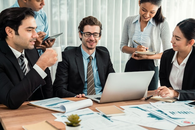 Grupo de equipa de analistas de negócios a analisar o relatório de dados financeiros Habiliment