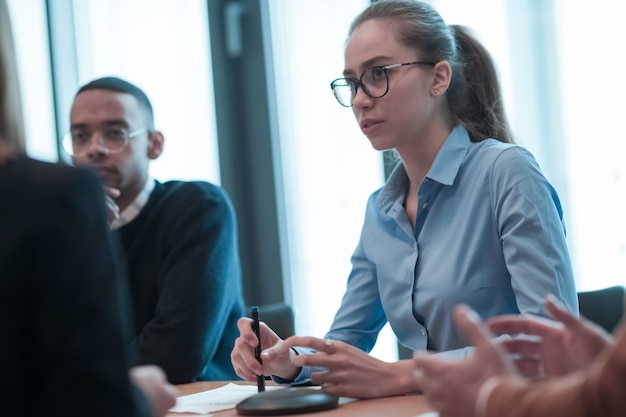 Grupo de equipe bem-sucedido de jovens empresários multiétnicos trabalhando e se comunicando juntos em cre