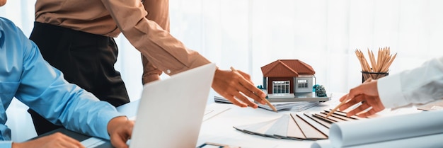 Grupo de equipe de designers de interiores em reunião discutindo com o engenheiro sobre design de interiores e planejamento para o projeto da casa, rascunho e modelo, escolha de amostras de cores e materiais de tabuleiro de humor Insight