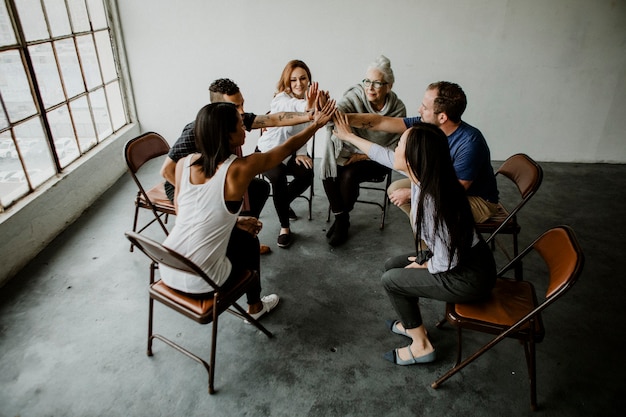 Foto grupo de equipe diversa se juntando no meio