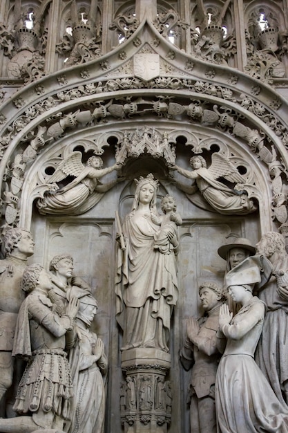 Grupo de escultura com a Virgem Maria na igreja principal de Breda