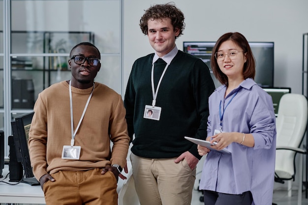 Grupo de especialistas em TI trabalhando em equipe