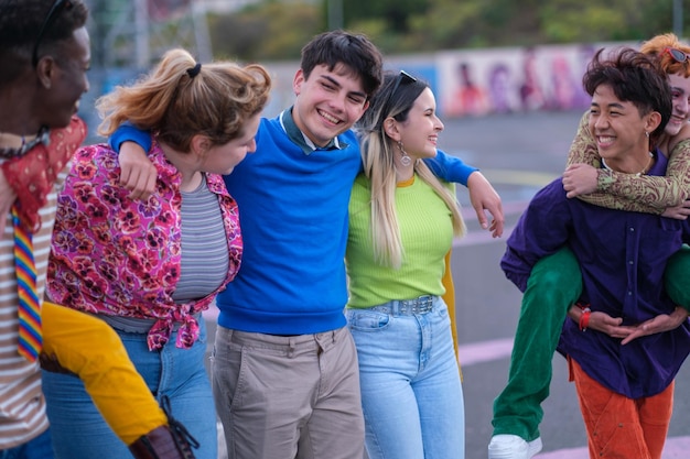Foto grupo de estilo de vida de adolescentes com roupas coloridas ao ar livre