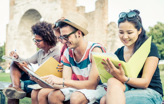 Grupo de estudantes a estudar ao ar livre.