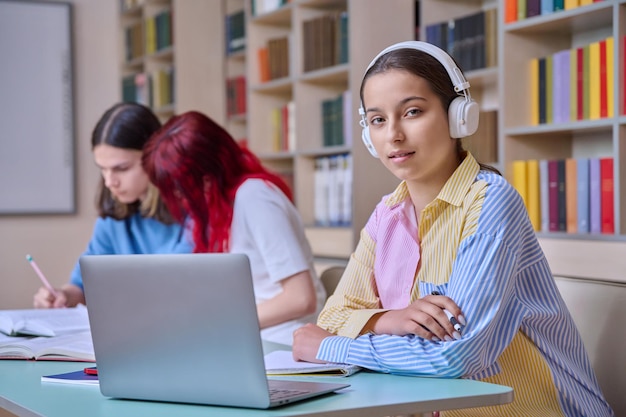 Grupo de estudantes adolescentes estudam na biblioteca da escola