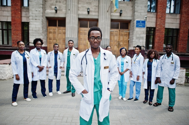 Grupo de estudantes de médicos africanos perto da universidade de medicina ao ar livre.