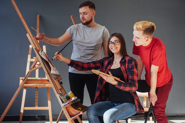 Grupo de estudantes de pintura em aulas de arte