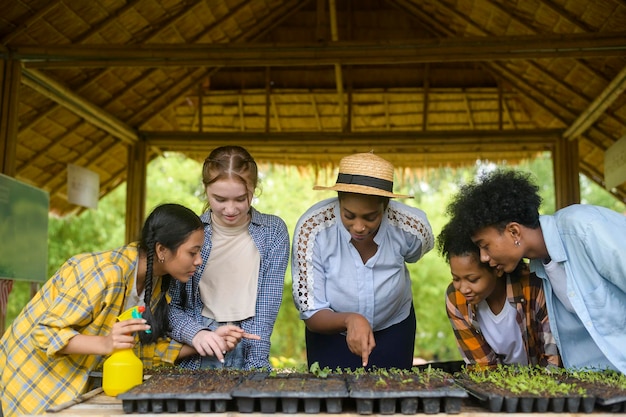 Grupo de estudantes de raças mistas e professores aprendendo tecnologia agrícola em agricultura inteligente