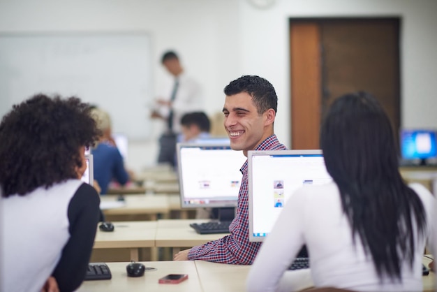 Foto grupo de estudantes de tecnologia na sala de aula do laboratório de computadores