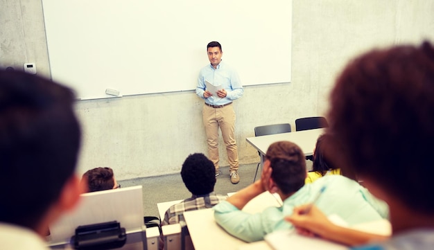 Foto grupo de estudantes e professor em uma palestra