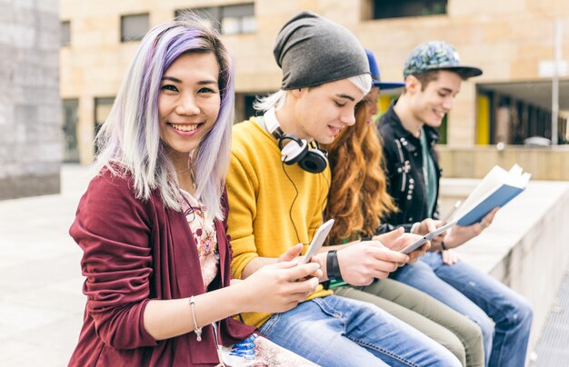 Grupo de estudantes estudando juntos em uma área urbana