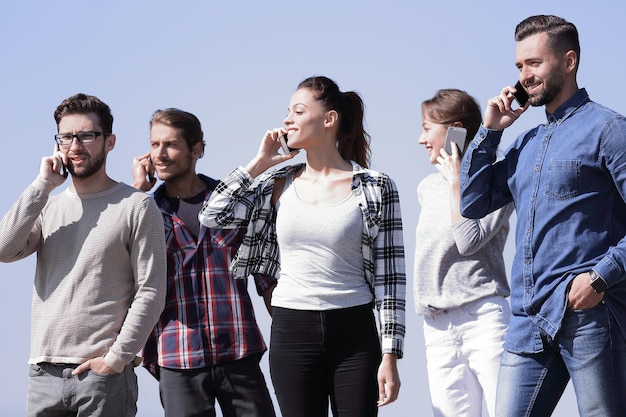 Grupo de estudantes falando em seus smartphones