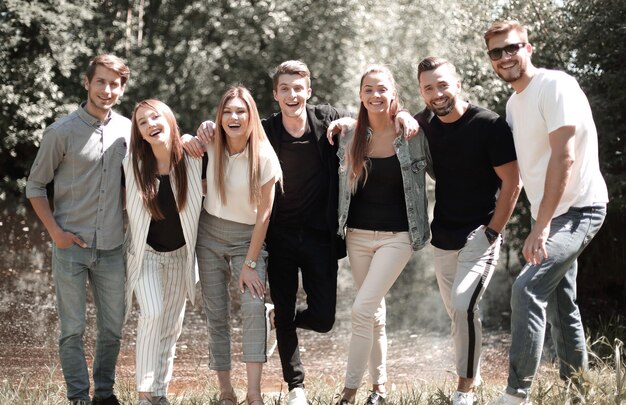 Grupo de estudantes no fundo do parque da cidade