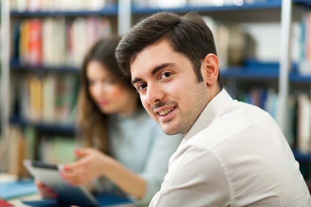 Grupo de estudantes no trabalho em uma biblioteca