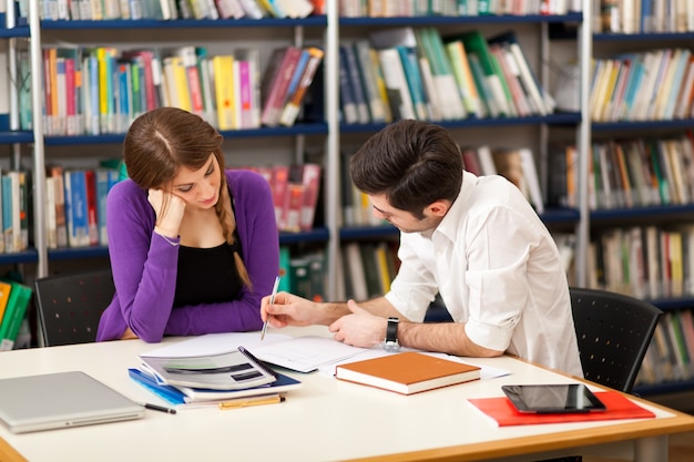 Grupo de estudantes no trabalho em uma biblioteca