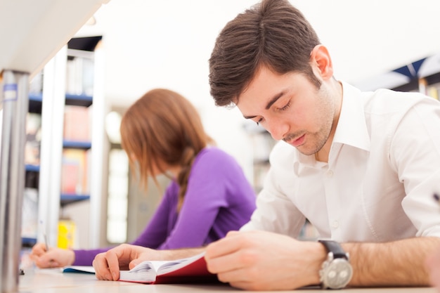 Grupo de estudantes no trabalho