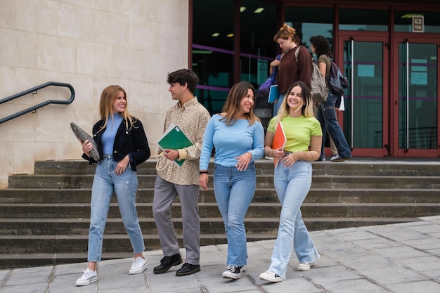 Grupo de estudantes saindo da biblioteca da universidade