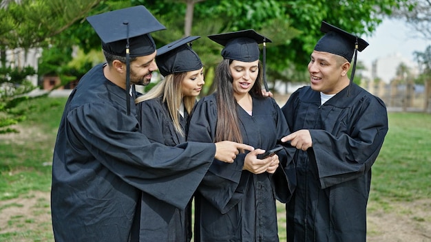 Grupo de estudantes se formou usando smartphone no campus da universidade