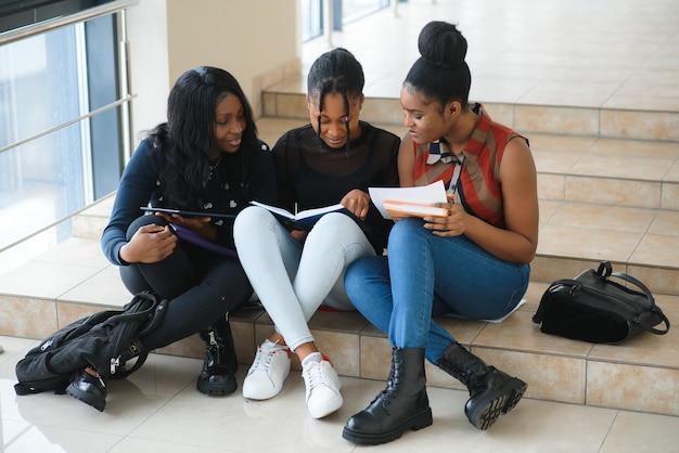 Grupo de estudantes universitários afro-americanos closeup