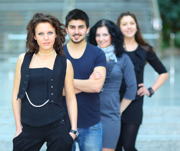 Grupo de estudantes universitários sorrindo