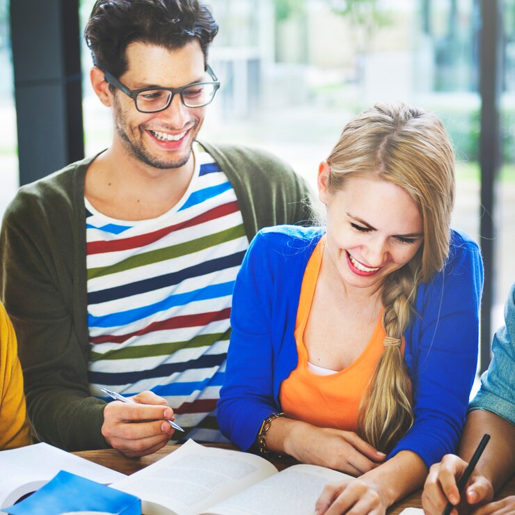 Foto grupo de estudo de estudantes universitários